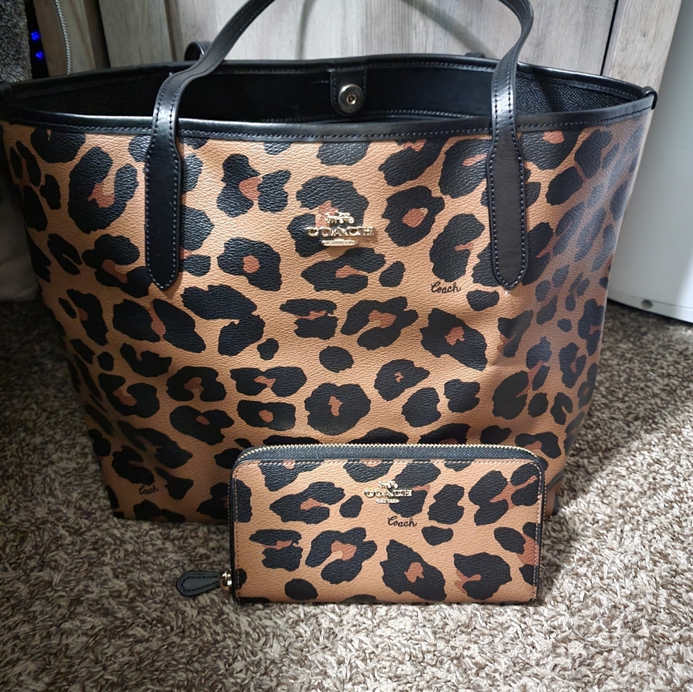 Coach tote purse and matching wallet